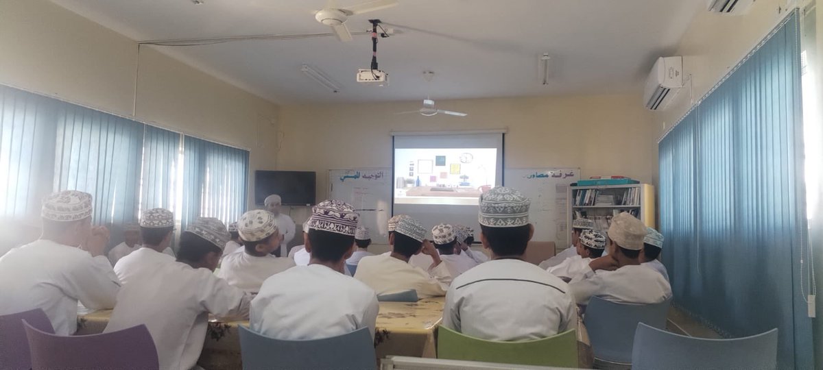 في إطار تفعيل دور الإشراف التربوي للارتقاء برفع مستوى التحصيل الدراسي للطلبة نفذ الاستاذ خالد الخروصي  مشرف مادة التربية الإسلامية ورقة عمل بعنوان (تقنيات الدراسة الفعالة) لطلبة الصف الثامن.