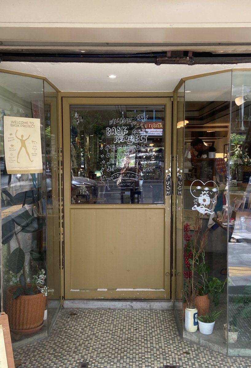 hiddenthread_'s tweet photo. แวะพักร้อนที่ร้าน bask project ตรงปากซอยสุขุมวิท 49 slow bar cafe +ร้านขายของจุกจิก งาน craft zine ต่างๆ ชั้นล่างมีที่นั่งนิดหน่อย ชั้นสองใหญ่กว้าง มีโซนขายเสื้อผ้า ของมือสองด้วย 💕 เราสั่ง lavender milk โอเคเลย 🪻 ร้านน่ารักมากกก โกกก https://t.co/ROcOIIEDXt