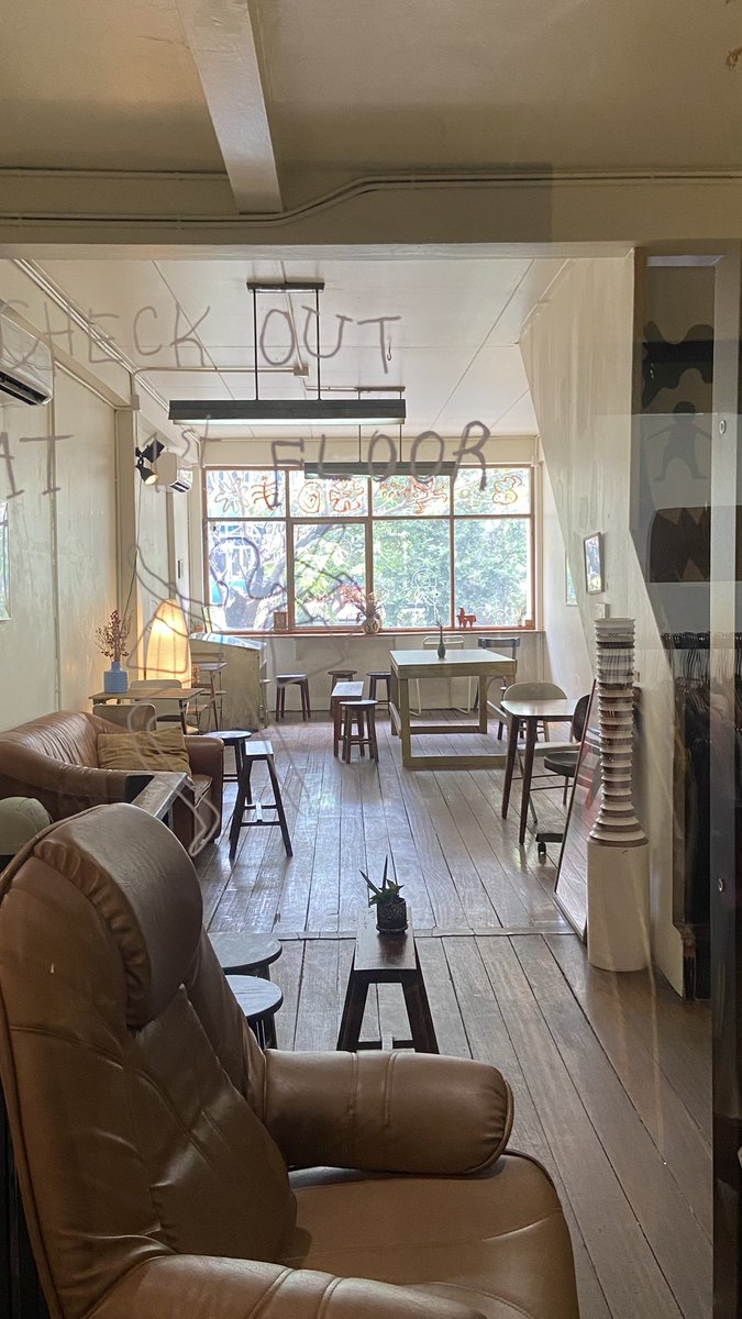 hiddenthread_'s tweet photo. แวะพักร้อนที่ร้าน bask project ตรงปากซอยสุขุมวิท 49 slow bar cafe +ร้านขายของจุกจิก งาน craft zine ต่างๆ ชั้นล่างมีที่นั่งนิดหน่อย ชั้นสองใหญ่กว้าง มีโซนขายเสื้อผ้า ของมือสองด้วย 💕 เราสั่ง lavender milk โอเคเลย 🪻 ร้านน่ารักมากกก โกกก https://t.co/ROcOIIEDXt