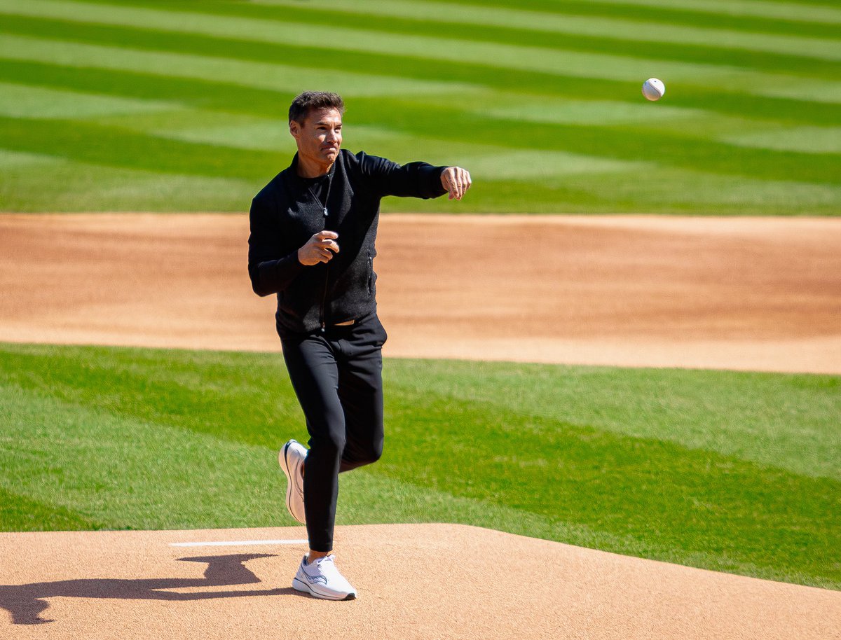 jruff96's tweet photo. 2005 World Series hero Scott Podsednik pays tribute to his teammate Orlando “El Duque” Hernández while delivering the ceremonial first pitch ahead of Saturday afternoon’s ballgame.

📸: April 12th, 2025 https://t.co/codSmArUQe