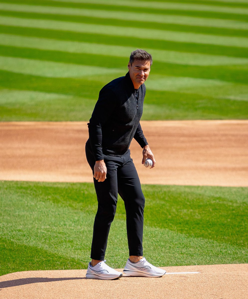 jruff96's tweet photo. 2005 World Series hero Scott Podsednik pays tribute to his teammate Orlando “El Duque” Hernández while delivering the ceremonial first pitch ahead of Saturday afternoon’s ballgame.

📸: April 12th, 2025 https://t.co/codSmArUQe