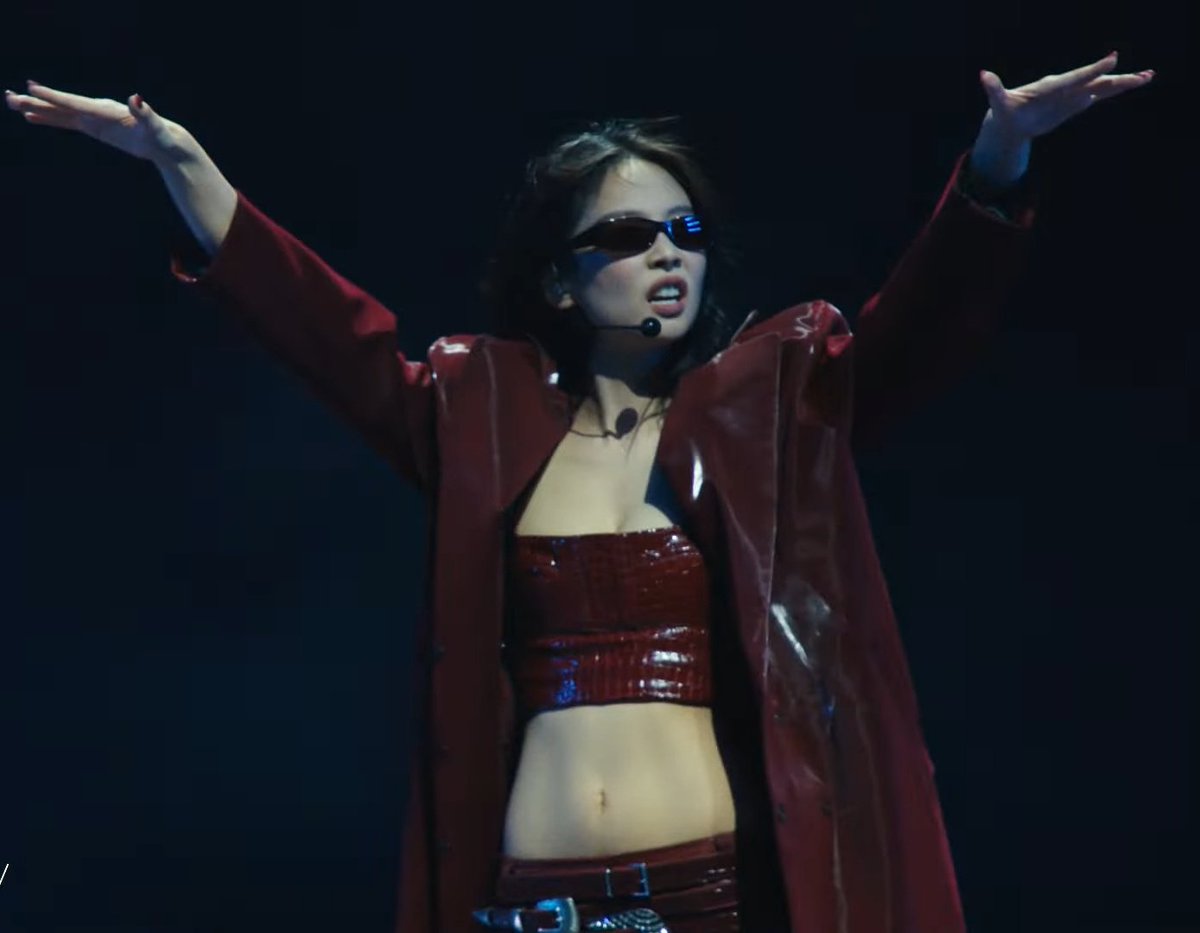 jennie performing 'ZEN' at coachella #JENCHELLA #JENCHELLA2025