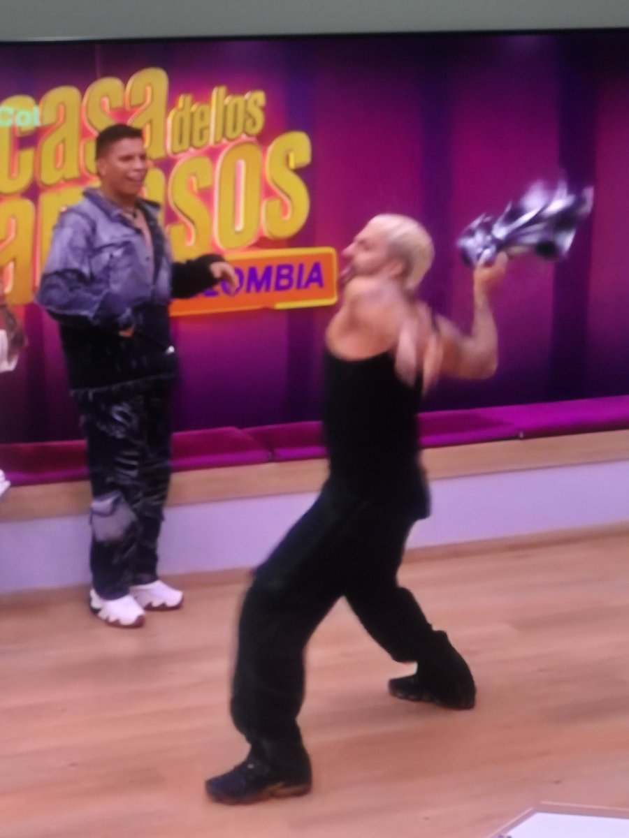 DanielTrujiillo's tweet photo. Momento épico JAJAJAJAJAJJAJAJAJA #LaCasaDelLosFamososCol #LaCasaDeLosFamososCol2 https://t.co/WOw6J07vBn