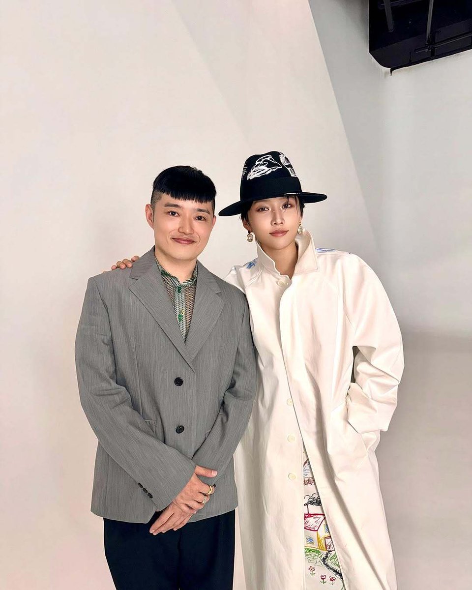📸 | Liu Yuxin com o editor-chefe da revista L’OFFICIEL Singapore, Ian Lee.

#刘雨昕 #XINLiu #LiuYuxin