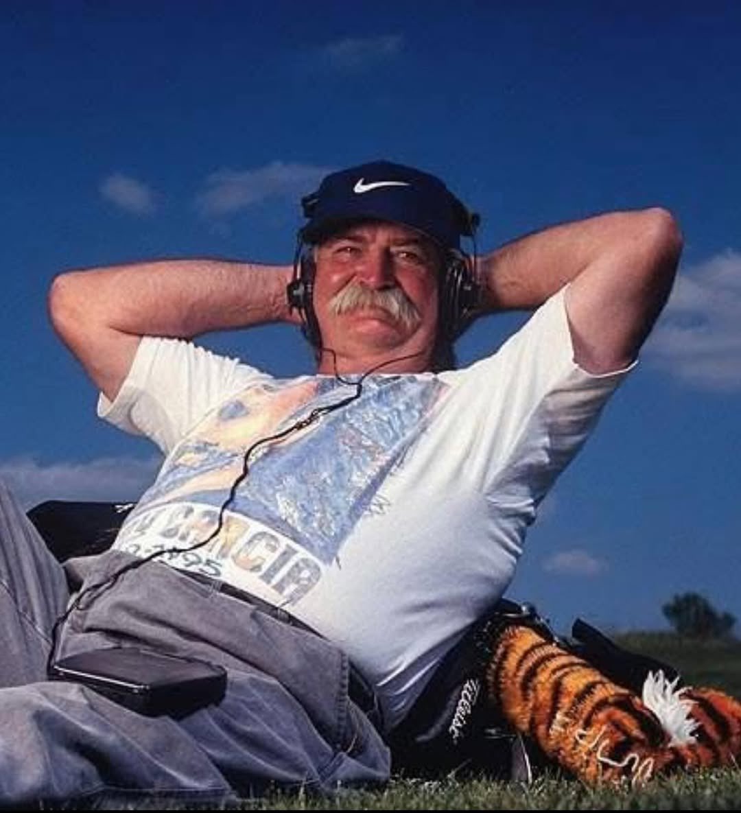 Fluff Cowan, the caddy for Tiger Woods would often wear Grateful Dead &amp; Jerry Garcia shirts in the 90’s!! It was said to have been good luck to have Jerry close to his heart! 

Tiger Woods would go on to WIN the Masters Tournament 5 times: in 1997, 2001, 2002, 2005, and 2019! 🐐