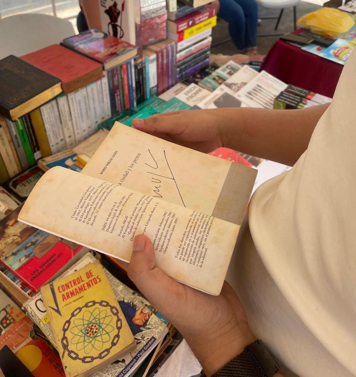 Y tan solo pensar que hace una semana, tenía en mis manos un ejemplar firmado por el mismo 
Marqués ganador del Premio Nobel de Literatura. 
Q.E.P.D. Mario Vargas Llosa.