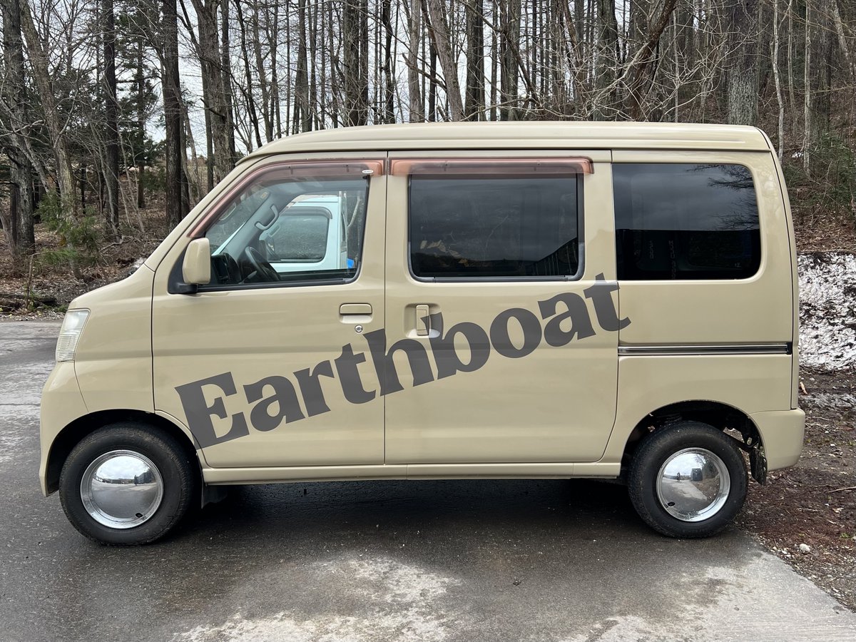 Earthboat's tweet photo. 社用車が完成！

Earthboatらしいアースカラーとダイナミックなロゴ。
信濃町を中心に走ります！

黒姫や野尻湖に来られる方は
見かけることもあるかも…！

@gosan https://t.co/zTesazJ7dk