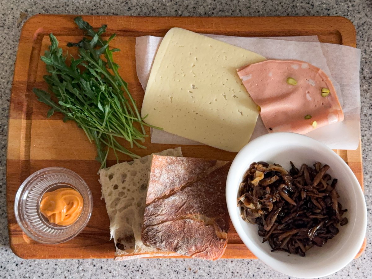 📋샌드위치 연구 일지

- 버섯 샌드위치🍄
: 발사믹에 달달 볶은 버섯과 
카라멜라이즈드 양파를 듬뿍 넣은 샌드위치
: 양파의 달달한 맛과 하바티 치즈가 무지 잘 어울려
: 쌉쌀한 루꼴라와 매콤마요로 맛의 밸런스 맞추기🎶

개선점: 없음