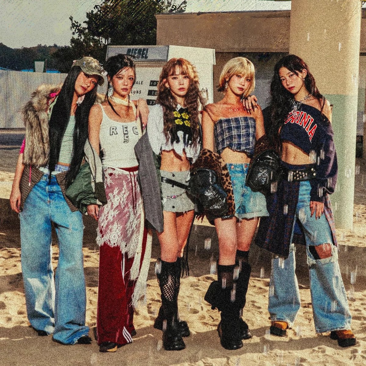 PopBase's tweet photo. LE SSERAFIM to release ‘HOT (English Ver.)’ featuring JADE at 12 AM EST. https://t.co/gwKKFvkOYw