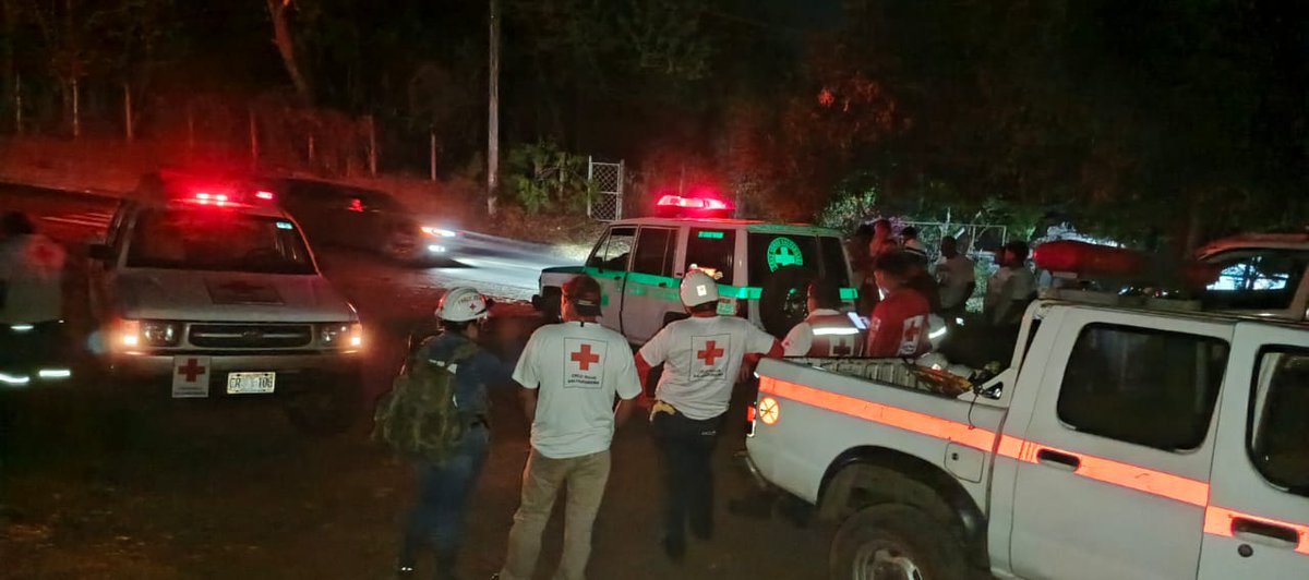 #EnDesarrollo
Rescatan a 51 personas extraviadas en el Volcán Chaparrastique.
Protección Civil brindó atención inmediata, hidratación y primeros auxilios.