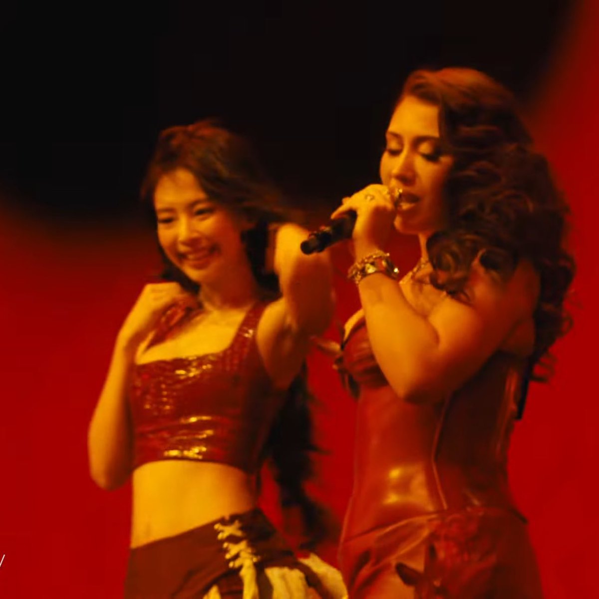 BuzzingPop's tweet photo. Jennie and Kali Uchis performing “Damn Right” at #Coachella. https://t.co/nsaEhuMnV0