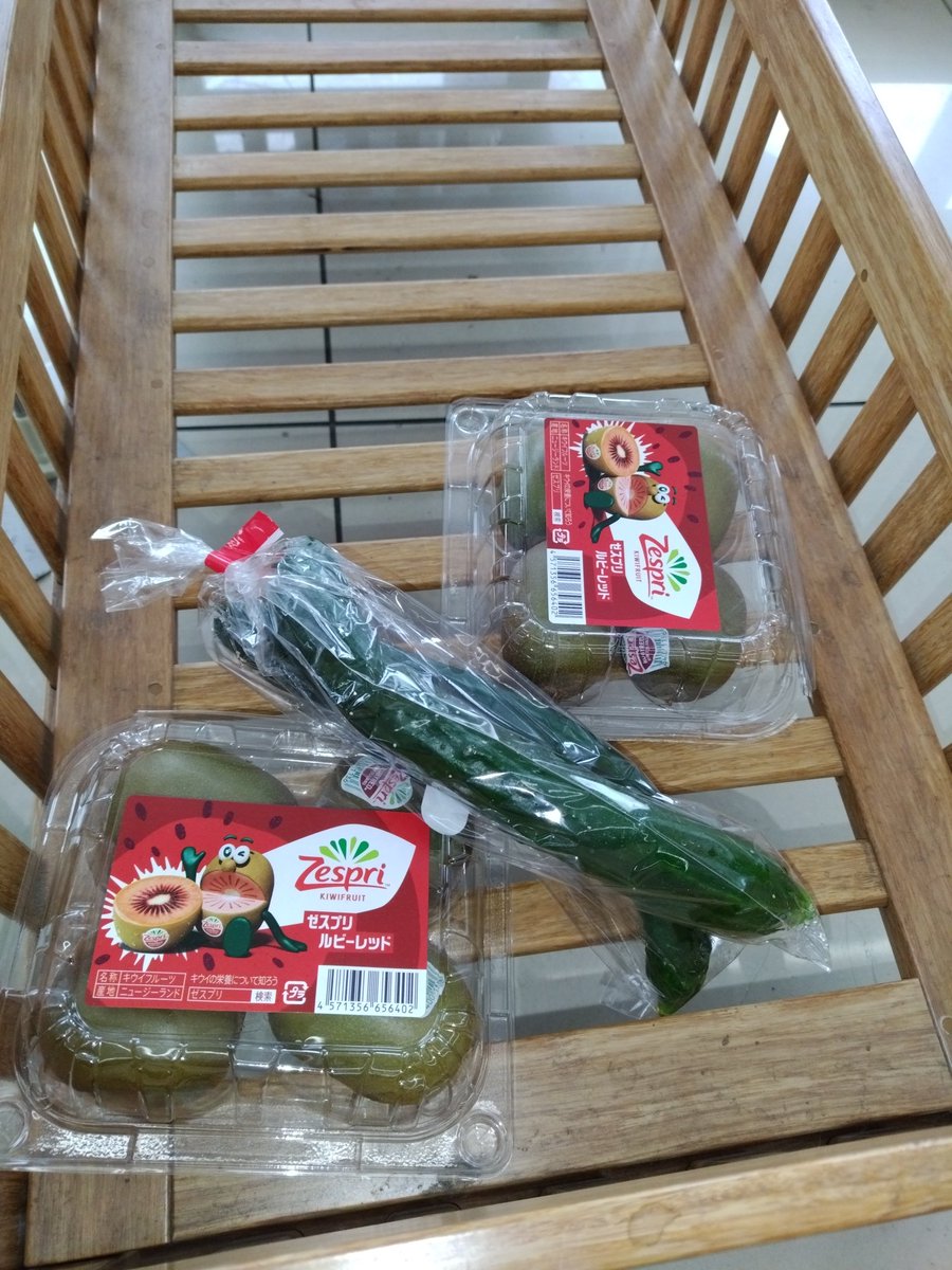 とあるコンビニにキウイとキュウリとキウイが売ってました🥝🥒🥝