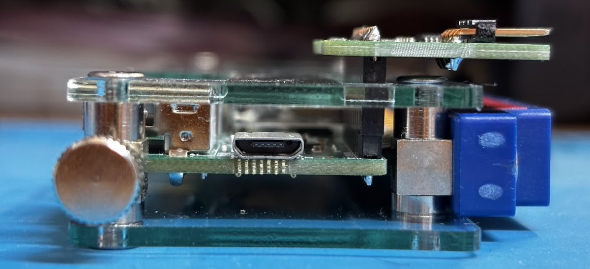 hide_loopcube's tweet photo. #EasyArcade 2用のアクリルシールドを「アナログアダプター」「マルチプレイヤーアダプター」装着に対応する試作検討2回目はスペーサーを3mmと4mmでテスト。
3mmだと液晶とアクリルが触れてるのでシールドどころかダメージ直撃で全然ダメなので4mm。
ネジ装着してもアナログアダプタに触れてない! https://t.co/MoWmgYBTCI