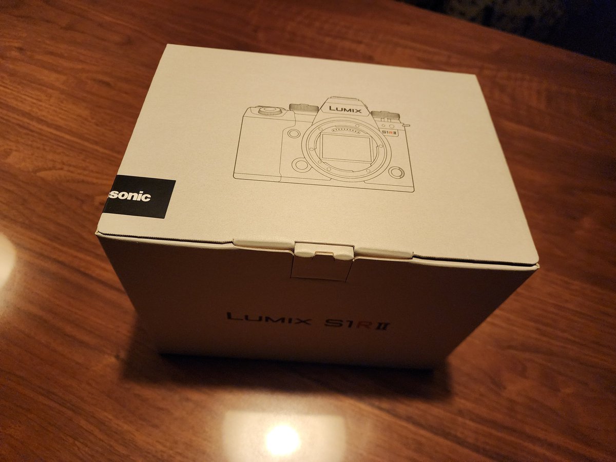 173_inaP's tweet photo. S1Rⅱ届いた！
S1より圧倒的に軽いから持ち歩くのも楽だし、
グリップも深くて握りやすいから撮影意欲が高まる
AFの合焦はS1に比べると滑らかでより高速になって、瞳にちゃんと合ってるから撮ってて楽しい
SIGMA35mm F1.2でAFC使えるのは感激
急いで買って良かった https://t.co/vEbAOL2Obm
