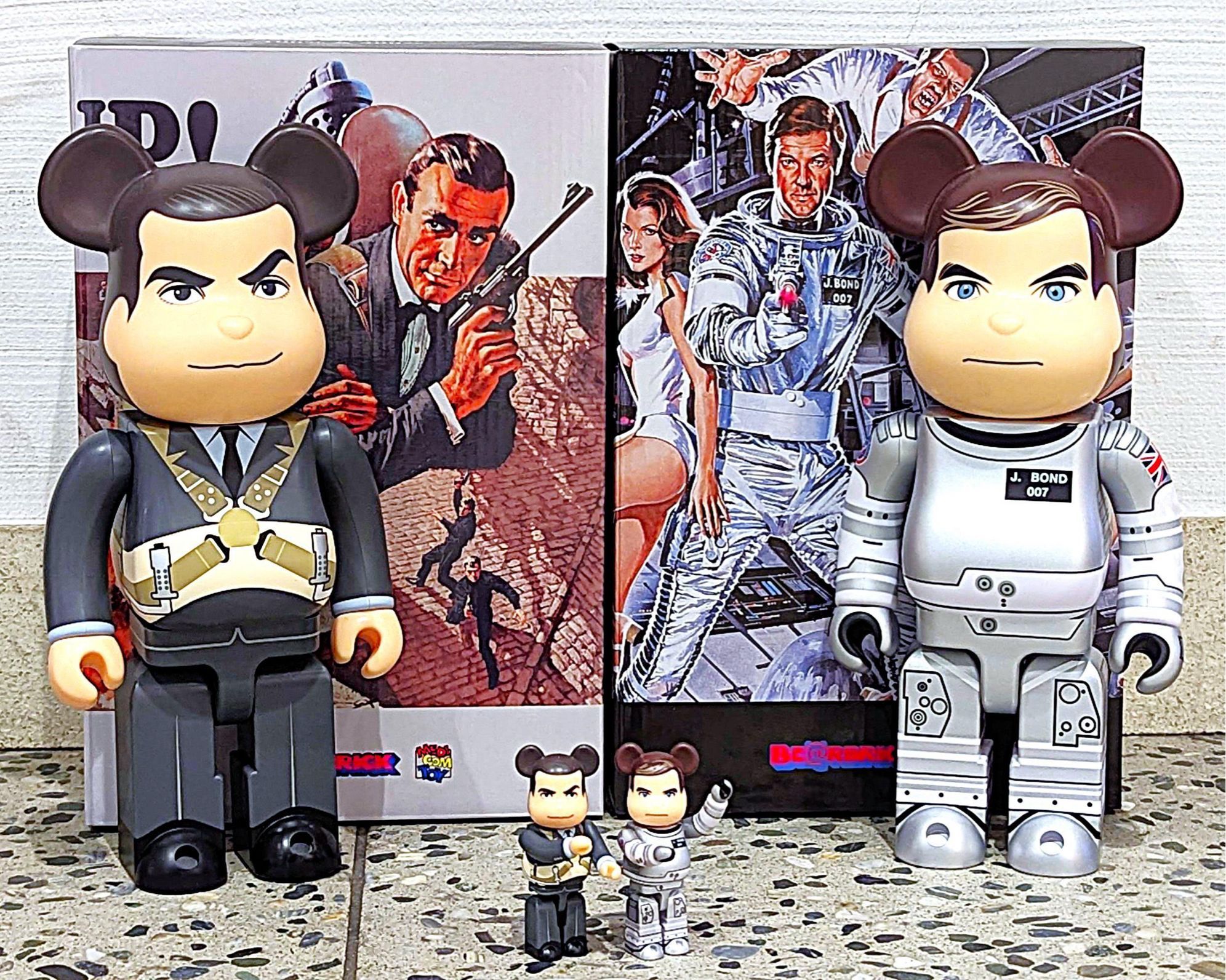 BE@RBRICK 007 James Bond 100％&400％ 2個セット Bearbrick 007 James Bond Moonraker 100% & 400% Set - US