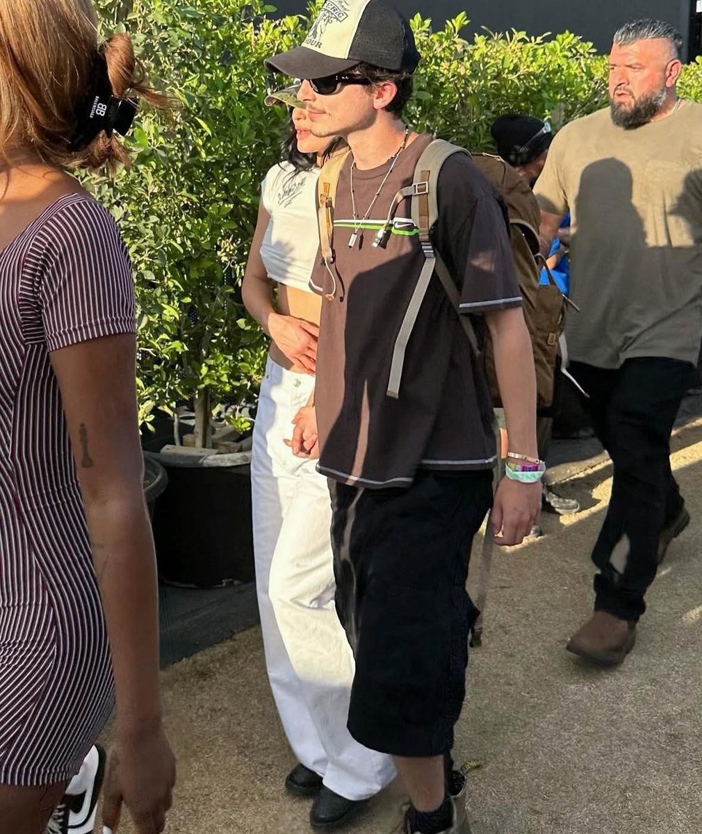 Kylie y Timothee Chalamet llegando de la Mano a Coachella.

CC: Backgrid