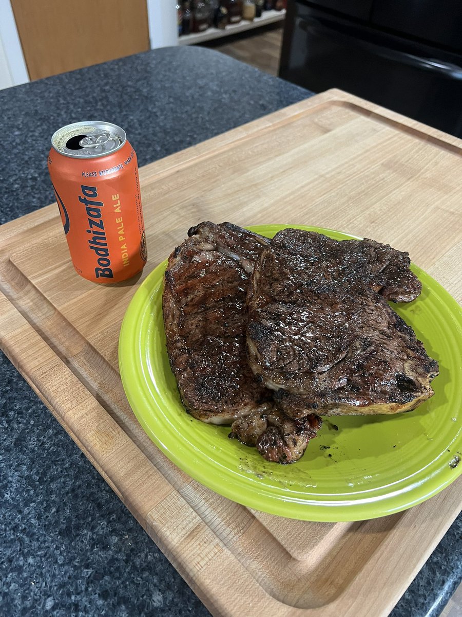 Rogue52's tweet photo. Dinner is served #newyorkstrip #bodhizafaipa https://t.co/5SyYJxX5KW
