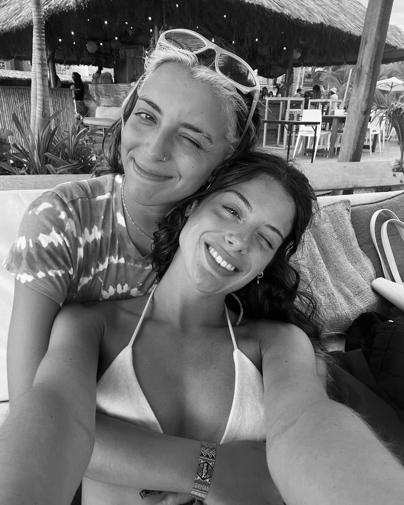 felices 3 años a la pareja más mutua, tierna y amorosa que conozco. ojalá poder verlas así siempre, compartiendo momentos y cumpliendo sueños apoyándose una a la otra, las amo con todo mi corazón❤️<a href="/SofiSantos_/">sofia</a> <a href="/MiliiGesualdo/">Mili</a>