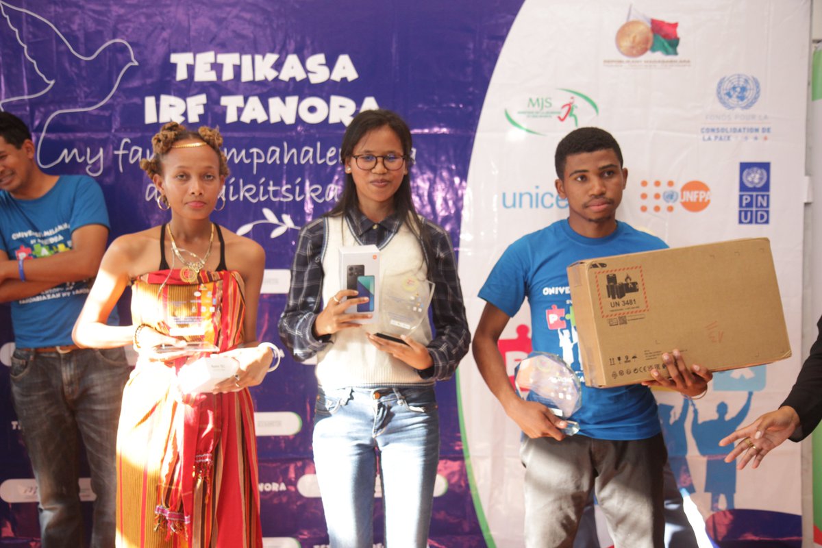 PNUD Madagascar (@undpmadagascar) on Twitter photo Jeunes pour la paix✊
+234 leaders formés,
15 projets soutenus ,
3 radios universitaires relancées
1 plateforme de formation lancée
L’événement national #IRFTanora a célébré l'engagement des jeunes pour un 🇲🇬 pacifique
<a href="/PBFMadagascar/">UN Peacebuilding - Madagascar</a>
<a href="/JoachimOUEDRAO4/">Joachim OUEDRAOGO</a>
<a href="/mdoucey/">Marie Doucey</a>
#Youth4peace Jeunes pour la paix✊
+234 leaders formés,
15 projets soutenus ,
3 radios universitaires relancées
1 plateforme de formation lancée
L’événement national #IRFTanora a célébré l'engagement des jeunes pour un 🇲🇬 pacifique
<a href="/PBFMadagascar/">UN Peacebuilding - Madagascar</a>
<a href="/JoachimOUEDRAO4/">Joachim OUEDRAOGO</a>
<a href="/mdoucey/">Marie Doucey</a>
#Youth4peace