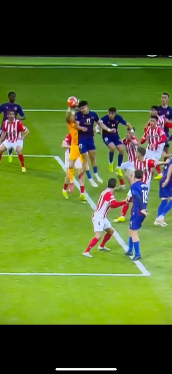 🤔 Dos acciones, criterios diferentes y el <a href="/CD_Eldense/">CD Eldense SAD</a> perjudicado en ambas 

❌ No pita falta de Espí a Dani. Ganaba 1-0 al Levante en el descuento y acabó 1-2

😅 Ayer Víctor salta limpio y le pitan falta. En la caída del balón hay penalti claro a Masca 

😡 4 puntos al limbo