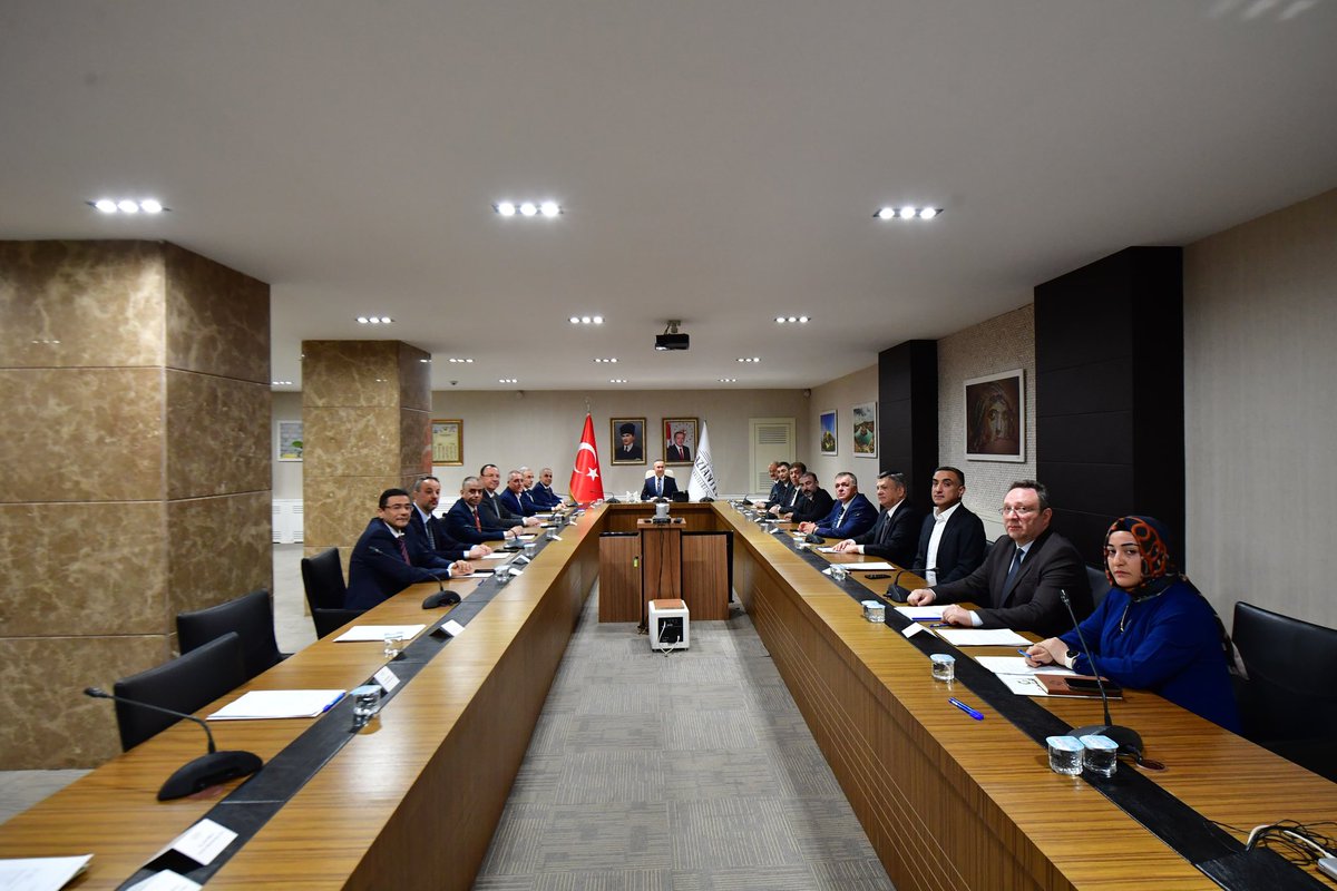gantepvaliligi's tweet photo. GAGEV (Gaziantep’i Geliştirme Vakfı) Mütevelli Heyet Toplantısı, Valimiz Kemal Çeber’in başkanlığında, mütevelli heyeti üyelerinin katılımlarıyla gerçekleştirildi.

✅Şehrimizin kalkınmasına yönelik yürütülen çalışmaların ele alındığı toplantıda, vakfın gelecek dönem projeleri hakkında istişarelerde bulunuldu.

📍#Gaziantep Valiliği
@kemalcebervali