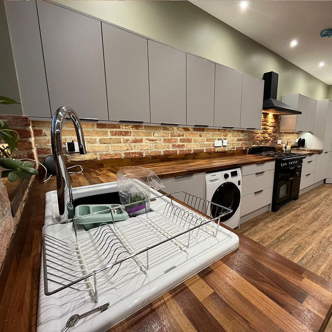 brickslipsuk's tweet image. This is more than just a kitchen. It's a space where culinary creativity meets classic design, promising memorable meals and party moments with loved ones. 🥘✨

#KitchenDesign #BrickSlips #GreyKitchen #WoodenDetails #InteriorDesign #HomeDecor #RusticKitchen #DesignInspiration