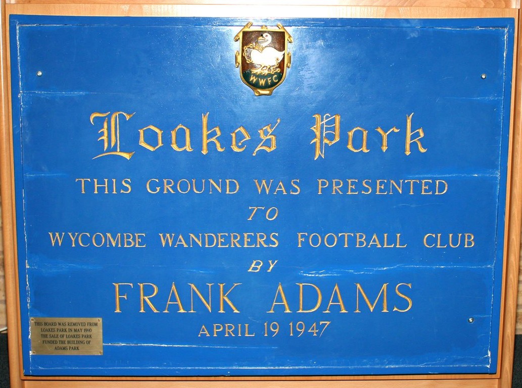 GasmanCOTN's tweet image. #OTD Saturday 14th April 1947
Frank Adams hands over the deeds of Loakes Park to Wycombe Wanderers. His forward thinking and generosity will forever be embedded in the history of the Club 💙