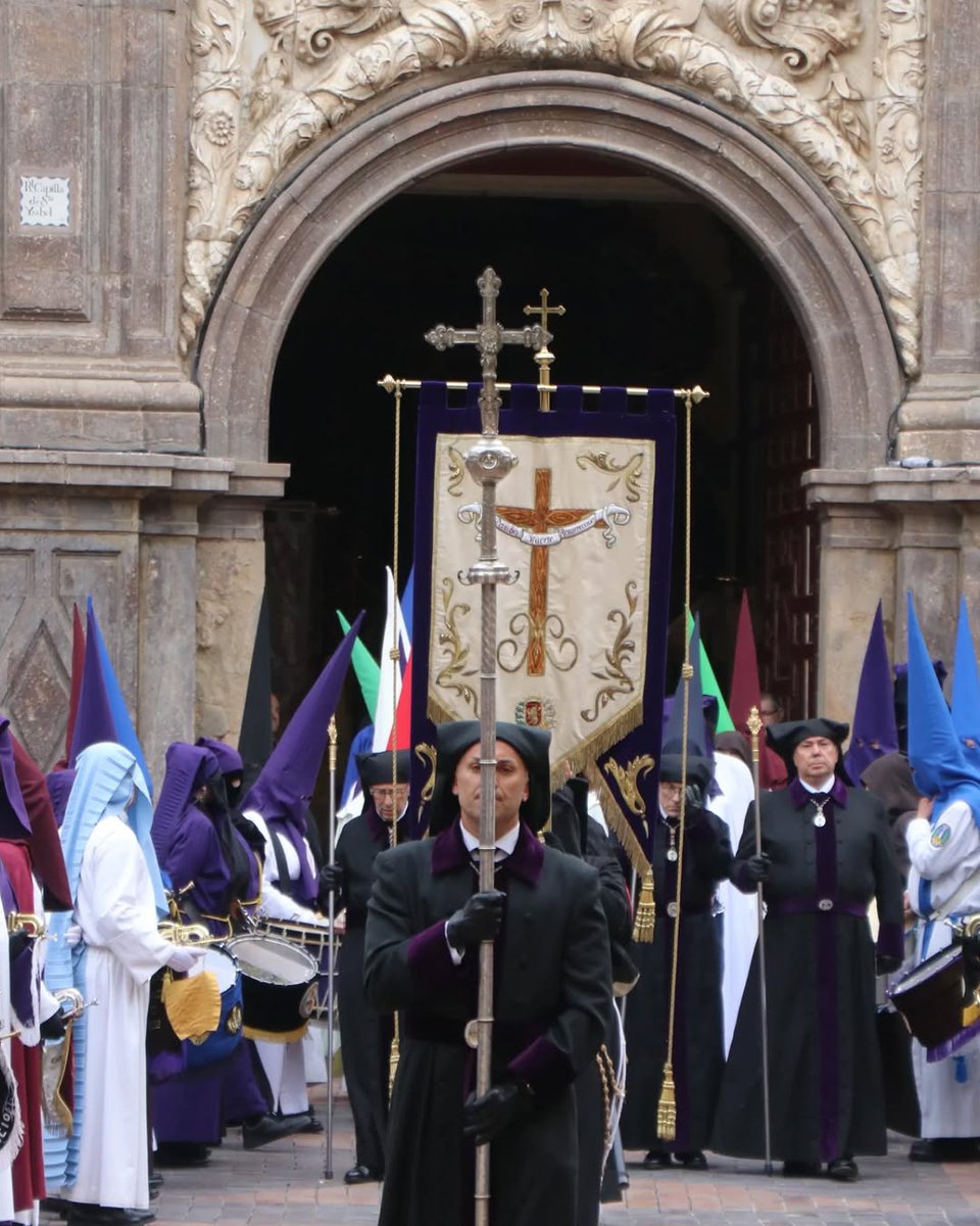 Las calles de #Zaragoza ya suenan a Semana Santa, a tambores, bombos, timbales y cornetas. Capirotes y terceroles procesionarán en una Fiesta de Interés Turístico Internacional 🥁 

Vive la Semana Santa en Zaragozay disfruta de Gastropasión 😍

📸 IG ssantazaragoza 

#ZGZtequiere