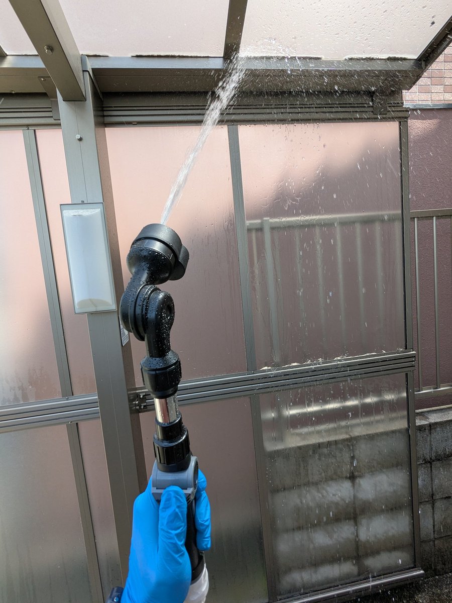 tetsudora_bt5's tweet photo. G-SPLASH、めちゃくちゃ使いやすいです👍
カーポートのクモの巣も狙いやすく、調度よい水の強さで洗えてスゴい‼️
手元で水量調節できて、
ペットボトルにも強すぎて溢れさせてしまうことなく、簡単に #純水 入れられます❗
#洗車レポート
#ビューティフル
#グリーンライフ
#GSPLASH
#アウトバック
#BT5 https://t.co/xpV2ty9SLW