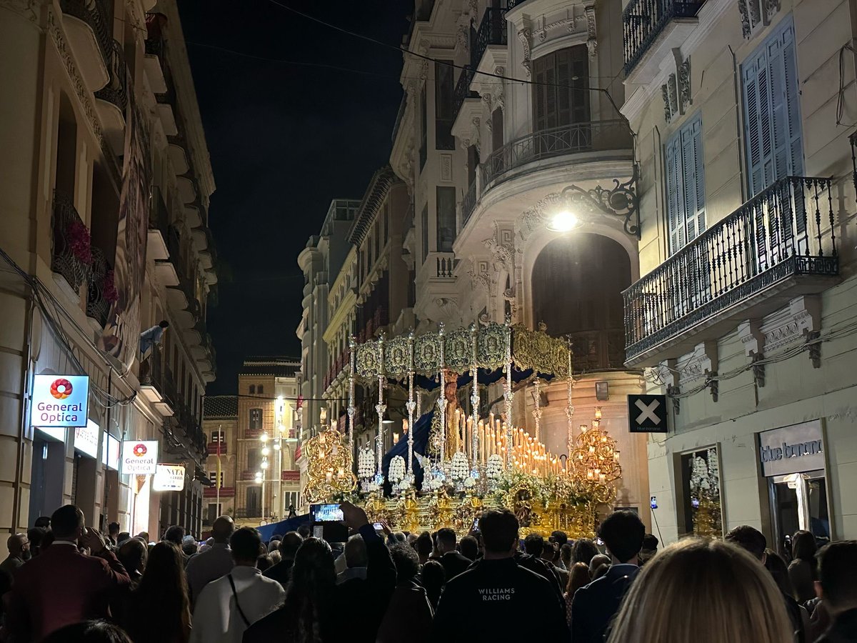 Hasta la ley de la gravedad tiene más gusto adornando tronos
Cuàndo nos daremos cuenta que los arbotantes delanteros tapan….