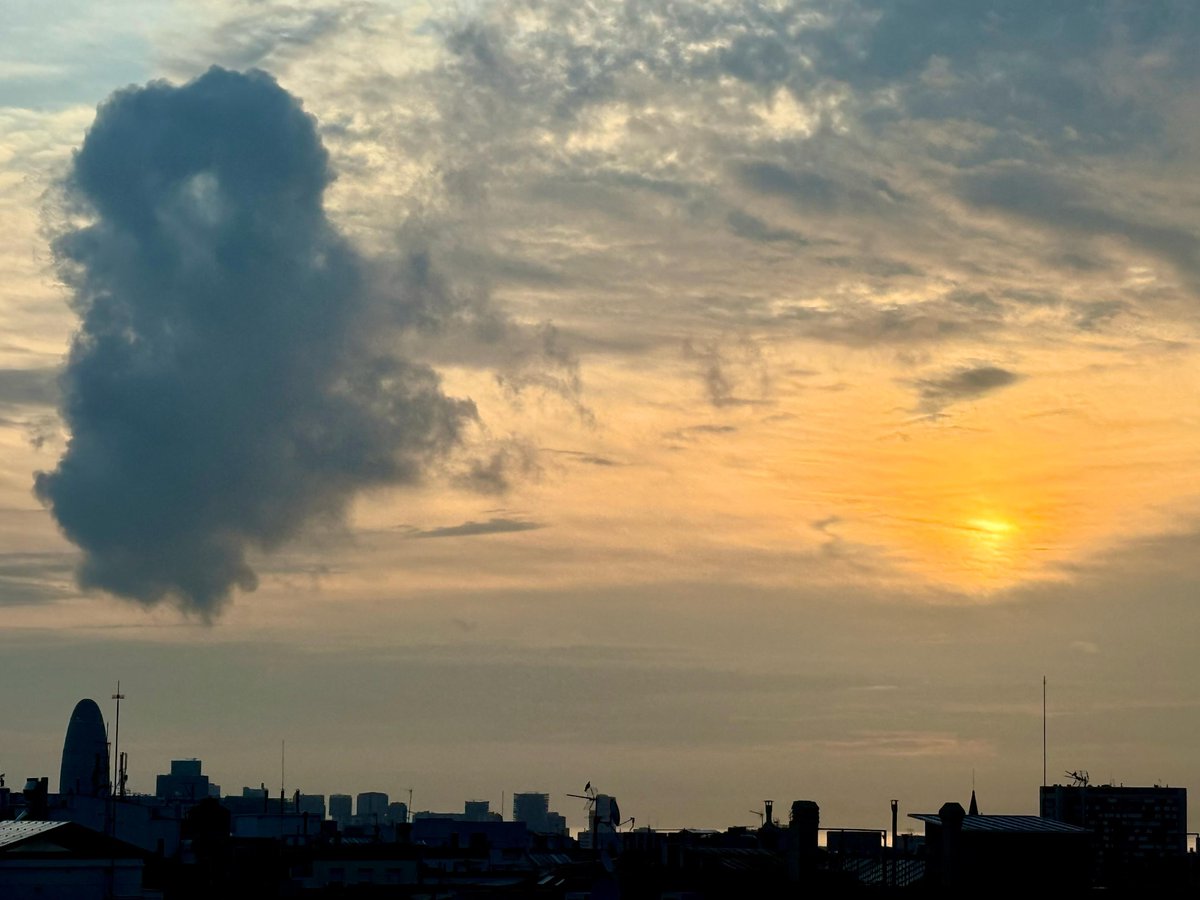 🌦️ Matí amb alguns ruixats en algunes zones de Catalunya i tarda amb més xàfecs a l’interior

🌥️ Aquest matí s’ha pogut veure clarament l’antroponúvol del Besòs, un núvol que sovint es forma sobre la central tèrmica de Sant Adrià de Besòs