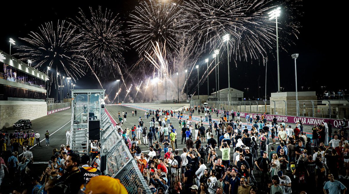 qatarliving's tweet photo. شهد أكثر من 50,000 مشجع متحمس سباقات عالمية المستوى في حلبة لوسيل الدولية بأجواء حماسية. من تجاوزات مثيرة إلى ختام مبهر للألعاب النارية، كانت تجربة MotoGP™ لا تُنسى شاركها جميع المشجعين!
#Qatar #QatarLiving #MotorGP™
https://t.co/OuC8hAx52f https://t.co/59zaYXpe54