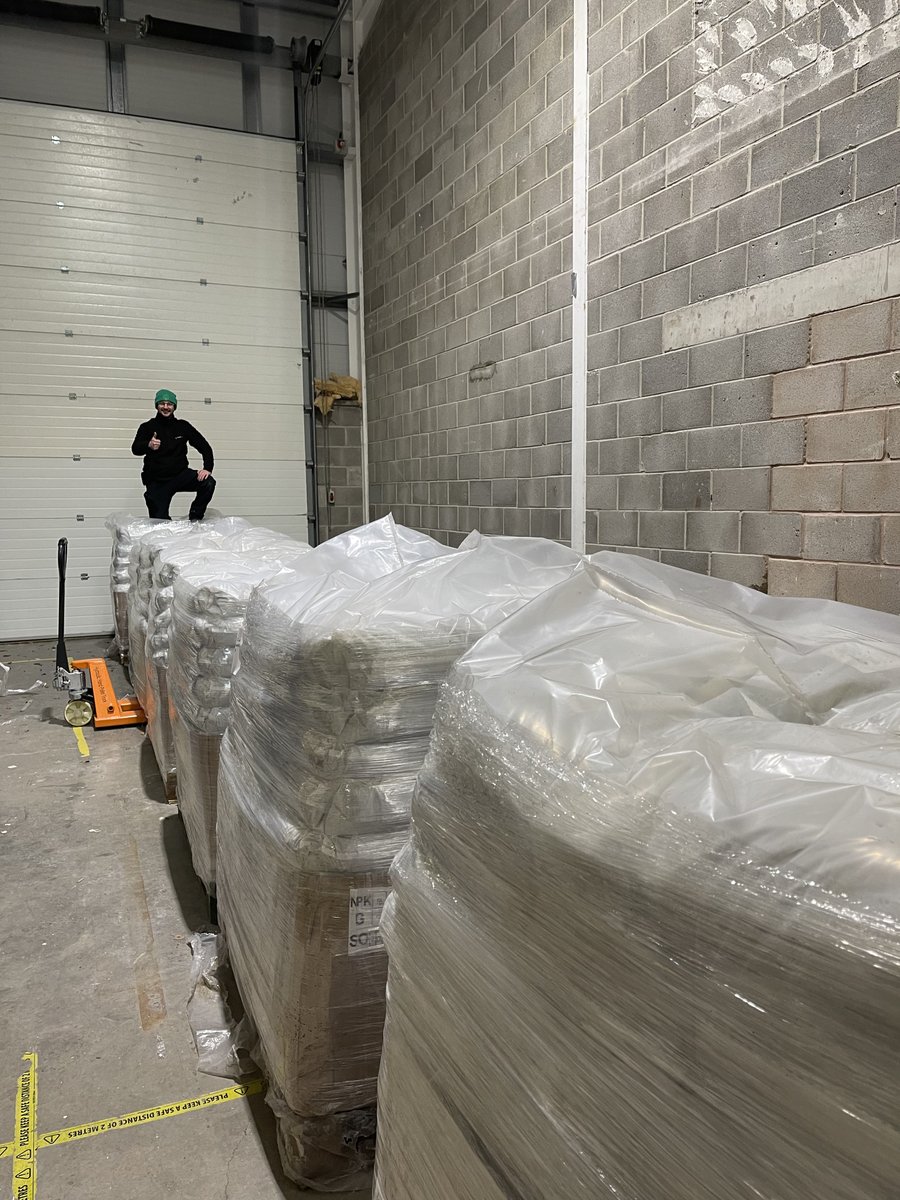 carlosjreal's tweet image. I’m not a “marketing guru”.

I’ve actually sold physical products.

I’ve actually written the emails.

I’ve actually built the backend.

Now I help ecom brands do more with what they’ve already got.

Pictured: me with 7 tons of fertiliser being delivered to my warehouse for my…