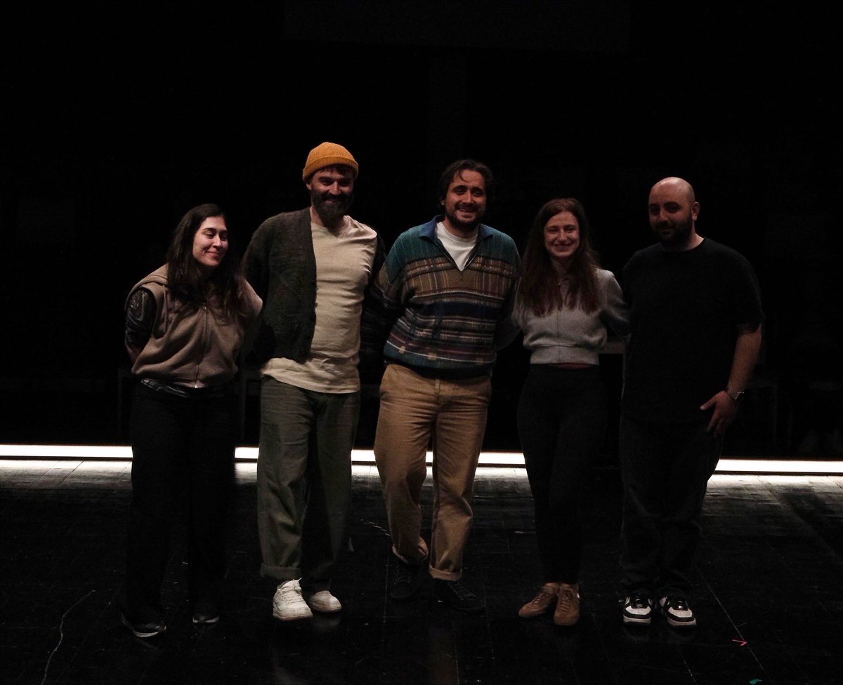 Yeni oyunumuz ‘En Sevdiğinden Başla’ prömiyer yaptı. Altı ay çalışmışız, 106 prova yapmışız. Sahnede ve sahne arkasında en kalabalık olduğumuz oyun. O kadar güzel insanlarla tanıştık ki, çalıştık ki bu süreçte hepsine teşekkür ederiz.🌸🌸
Tüm tarihler için <a href="/tiyatrolarcomtr/">tiyatrolarcomtr</a> 🌱