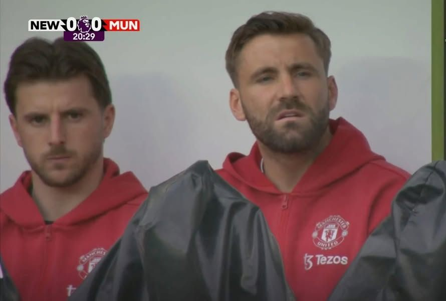 tyso_bet's tweet image. 2 nhân viên y tế đang dự khán trận đấu của đội bóng chủ quản.
#tyso #thethao #bongda #MU