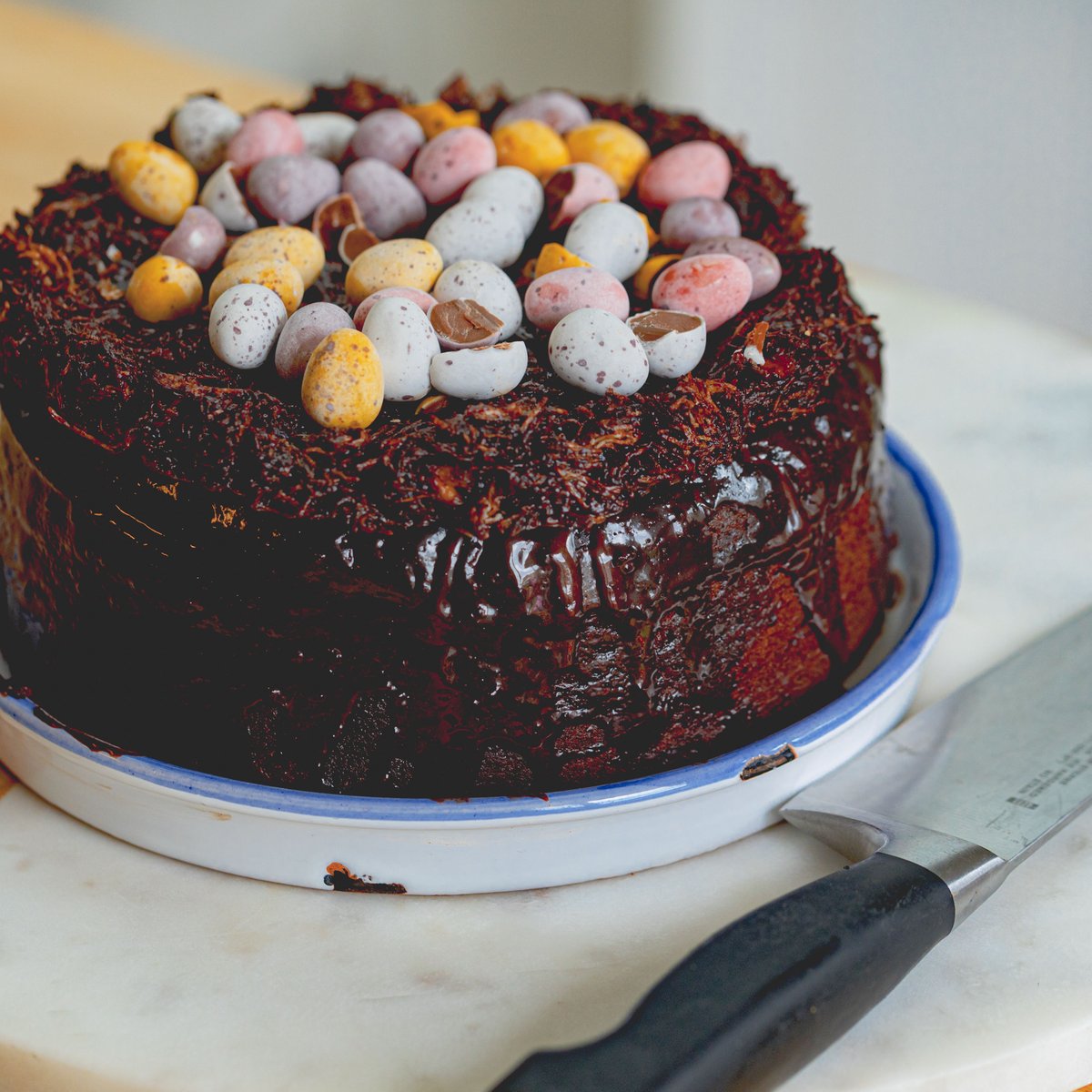 This Easter, bake up something eggstra special! Our chocolatey Easter Cake is packed with irresistible chocolate goodness. It's sure to be a hit on your Easter table! 

trewithendairy.co.uk/recipes/eggstr…