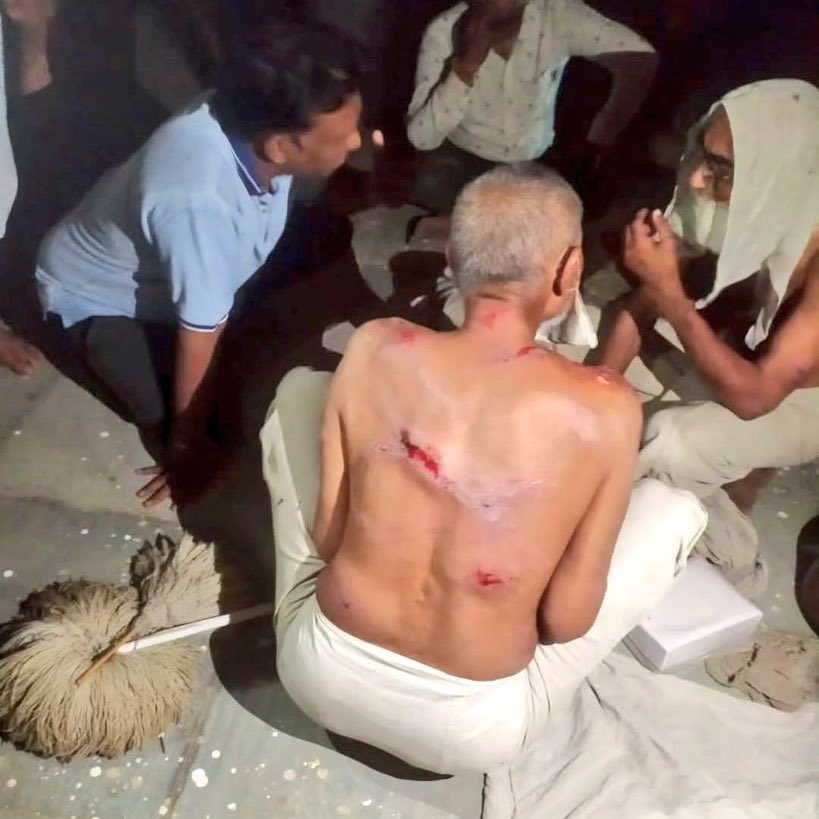 नीमच मध्यप्रदेश में स्थित श्री हनुमान जी के मंदिर में विश्राम कर रहे जैन संतो पर अनूप मंडल के गुंडों कि किया जानलेवा हमला ..

मध्यप्रदेश के मुख्यमंत्री श्री <a href="/DrMohanYadav51/">Dr Mohan Yadav</a> जी से अनुरोध है कि इन गुंडों पर कड़ी से कड़ी कार्यवाही करे एवं प्रदेश में अनूप मंडल पर बेन लगाए 😤