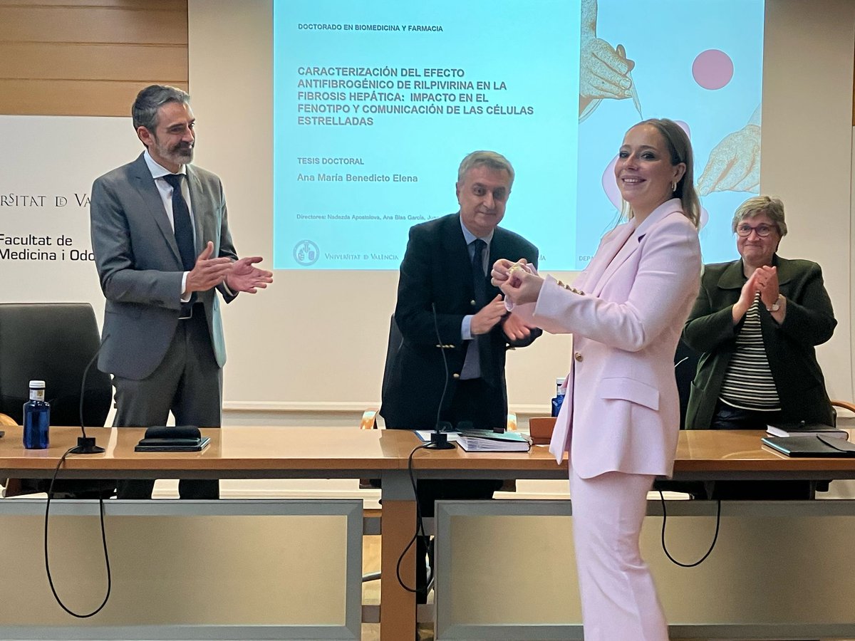 pharmacologyvlc's tweet image. Nuestra compañera Ana Benedicto ha defendido estupendamente su tesis “Caracterización del efecto antifibrogénico de rilpivirina en la fibrosis hepática: impacto en el fenotipo y comunicación de las células estrelladas”. ¡Enhorabuena, Ana! #fibrosisvalencia @CIBERehd @UV_EG