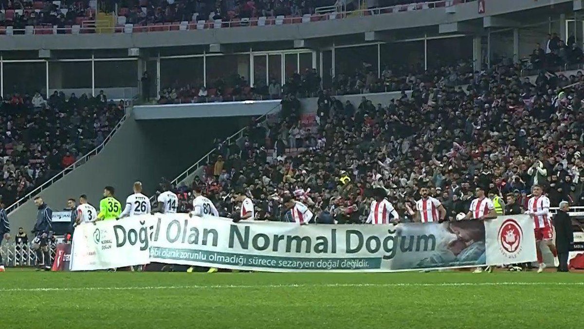 Oyuncu Başak Gümülcinelioğlu: 

"Anladığım kadarıyla gelişen teknoloji sebebi ile erkekler de doğuracak. 

Hatta normal doğurmaya karar vermişler belli ki."