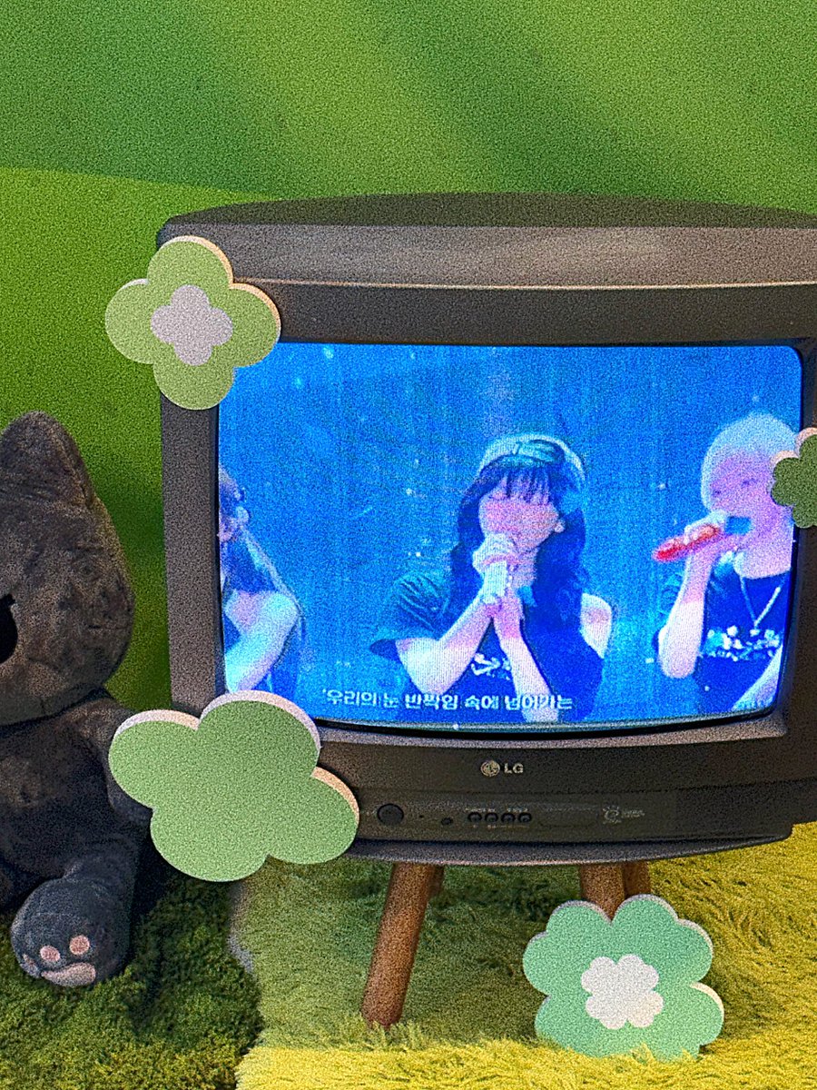 *⋆॰｡ཻ˚ꕤ

올해도 여전히 사랑이란 걸 느낄 수 있었던 올해는 더불어 어쩌면 그 사랑을 느끼고 있는 것도 행운이라는 걸 깨닫게 되었던 공간을 만날 수 있어 너무 행복했어요! 가득한 찌먕이들 사이에 보이는 카리나의 순간들을 보니 네잎클로버를 찾은 행운 같았달까🍀
#findyuclover #찾았다클로버