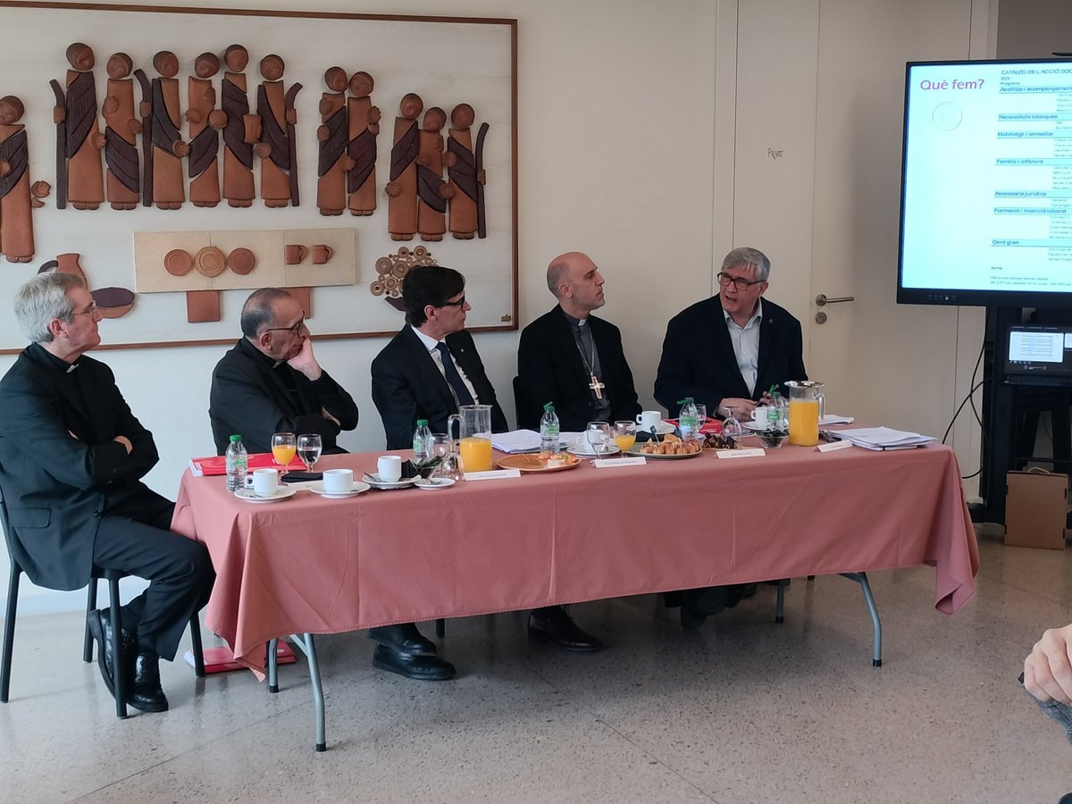 Caritas Catalunya (@caritascataluny) on Twitter photo 👏 Agraïm la presència del <a href="/salvadorilla/">Salvador Illa Roca</a> a l'assemblea de Càritas Catalunya que té lloc a <a href="/caritasantfeliu/">Càɾitas Sant Fҽliu</a>.
🤝 Continuem creant sinergies amb les administracions per millorar la vida de les persones en risc d'exclusió del nostre país. 👏 Agraïm la presència del <a href="/salvadorilla/">Salvador Illa Roca</a> a l'assemblea de Càritas Catalunya que té lloc a <a href="/caritasantfeliu/">Càɾitas Sant Fҽliu</a>.
🤝 Continuem creant sinergies amb les administracions per millorar la vida de les persones en risc d'exclusió del nostre país.