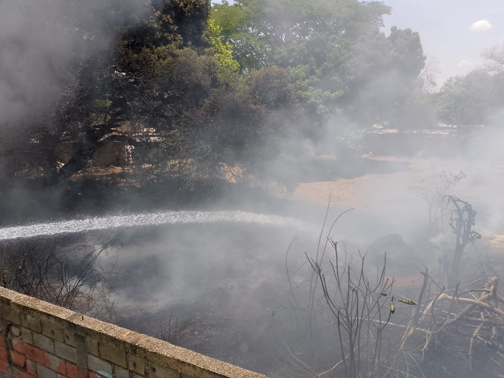 Incendio de vegetacion adyacente a viviendas en el sector Las Colinas km 20 carretera Santa Lucia- Petare. El Equipo de Mitigación  de Riesgos a esta hora continúa con el combate y control de las llamas