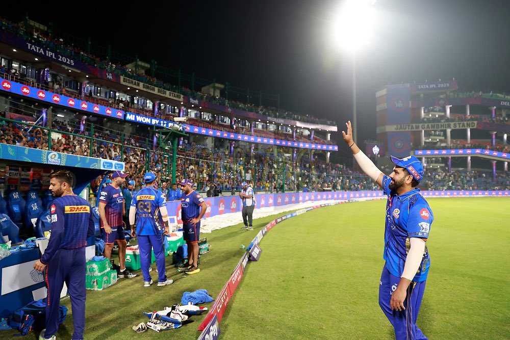 rushiii_12's tweet photo. Captain Rohit Sharma thanking crowd after the match win at Arun Jaitley stadium.💙😍

The leader @ImRo45 🐐 https://t.co/rVYVU0wof1