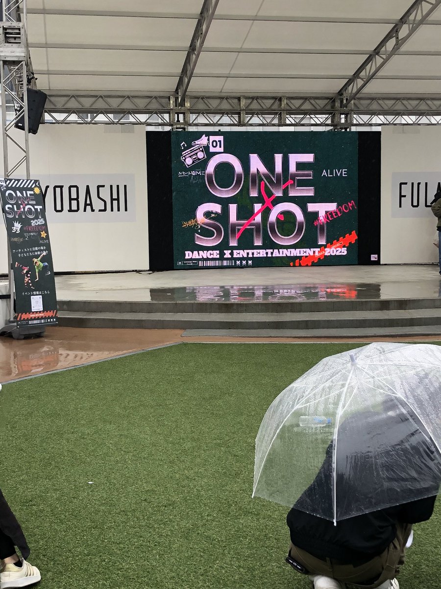 zhNEL4SzNBTcok3's tweet photo. クリニック通院日記(85)
4/13(日)、
「#3日間京橋」の最終日は、雨☔️ザーザーの中
「#FULALI KYOBASHI」で、ダンスバトル見ました。ステージの上には屋根あるも、見る人は、テントの中から。全ステージが終わり、審査中に、
「#唐津」出身、世界を股にかけて活躍中の
🎹#山崎賢一🎹くんのライブがありました。
時折、風が吹いて、テントの水が滝のように、
「キャー」と声が聞こえる中での熱唱でした💕
🎹山崎賢一🎹くんのライブが、4/15、16と大阪でライブがあります。
16日には、
🌵#アシガルユース🌵さんも同じステージなので、💓ワクワク💓です🙆♀️