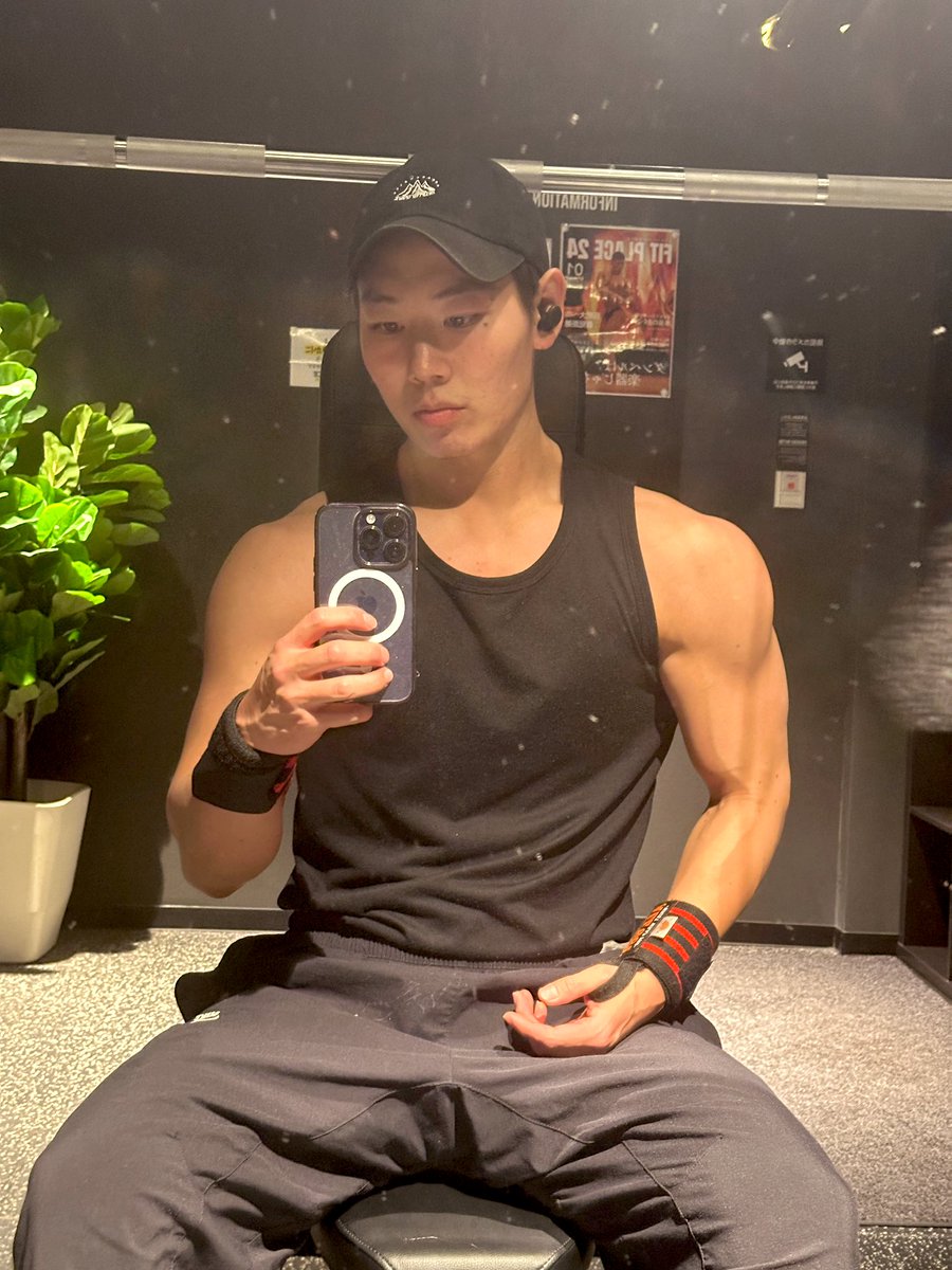 トレーニングの時は疲れもぶっ飛んでいい感じ😎
#筋トレ #減量