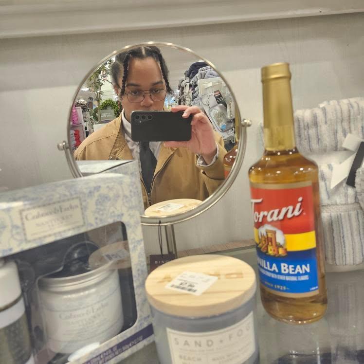 Lumberpenguin's tweet photo. Ate in this selfie omg https://t.co/cdBjmsUBQG
