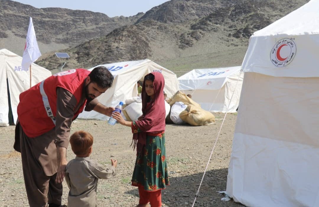 A major crisis is developing in #Afghanistan

As large numbers of people cross the border from Pakistan.

They face an overwhelmed health service, lack of shelter, and hunger.

<a href="/IFRC_DREF/">IFRC-DREF</a> will enable <a href="/ARCSAfghanistan/">افغاني سره میاشت</a> to assist at the border

As we plan for the long response.
