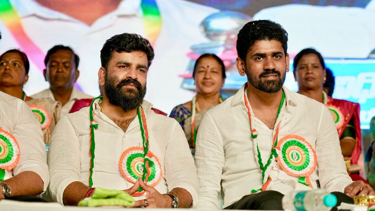 IYCKarnataka's tweet photo. ಕರ್ನಾಟಕ ರಾಜ್ಯ ಯುವ ಕಾಂಗ್ರೆಸ್ ಅಧ್ಯಕ್ಷರಾದ ಶ್ರೀ ಮಂಜುನಾಥ್ ಗೌಡ ರವರು ಕೋಲಾರ ಜಿಲ್ಲೆಯ ಪ್ರವಾಸ ಕೃೈಗೊಂಡಿದ್ದರು.
ಈ ವೇಳೆ ಮಾಲೂರು ತಾಲೂಕು ಯುವ ಕಾಂಗ್ರೆಸ್ ವತಿಯಿಂದ ಆಯೋಜಿಸಲಾಗಿದ್ದ ಪದಾಧಿಕಾರಿಗಳ ಪದಗ್ರಹಣ ಸಮಾರಂಭ ಉದ್ಘಾಟಿಸಿ ಮಾತನಾಡಿದರು
#KPYC #YouthCongress #YouthLeadership #Malur #kolar https://t.co/2n3pt1q70y