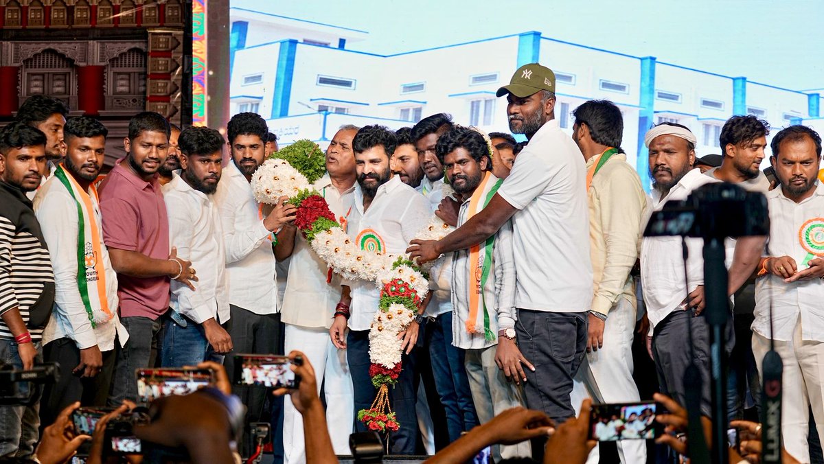 IYCKarnataka's tweet photo. ಕರ್ನಾಟಕ ರಾಜ್ಯ ಯುವ ಕಾಂಗ್ರೆಸ್ ಅಧ್ಯಕ್ಷರಾದ ಶ್ರೀ ಮಂಜುನಾಥ್ ಗೌಡ ರವರು ಕೋಲಾರ ಜಿಲ್ಲೆಯ ಪ್ರವಾಸ ಕೃೈಗೊಂಡಿದ್ದರು.
ಈ ವೇಳೆ ಮಾಲೂರು ತಾಲೂಕು ಯುವ ಕಾಂಗ್ರೆಸ್ ವತಿಯಿಂದ ಆಯೋಜಿಸಲಾಗಿದ್ದ ಪದಾಧಿಕಾರಿಗಳ ಪದಗ್ರಹಣ ಸಮಾರಂಭ ಉದ್ಘಾಟಿಸಿ ಮಾತನಾಡಿದರು
#KPYC #YouthCongress #YouthLeadership #Malur #kolar https://t.co/2n3pt1q70y