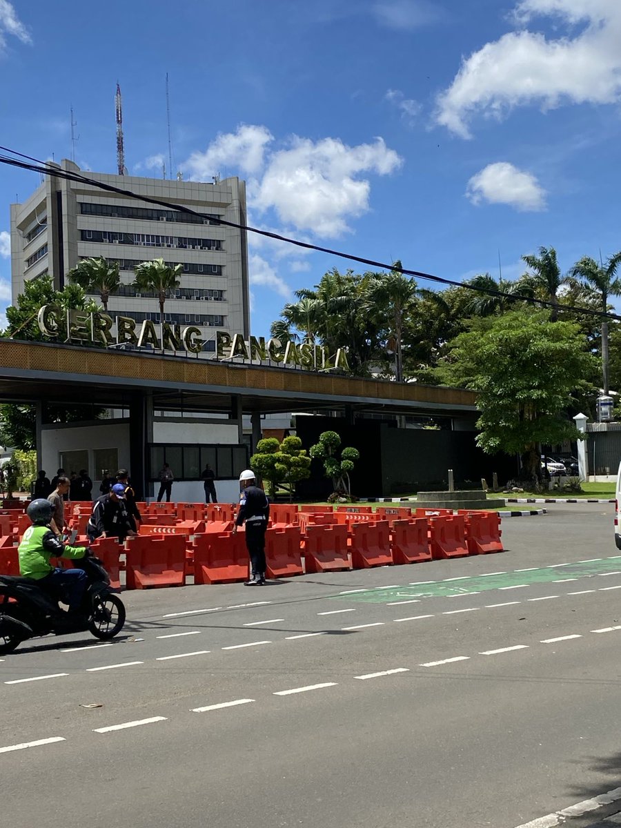 📢 PANGGILAN KEPADA SEMUA WARGA UNTUK MAKAN SIANG BARENG 

📍DEPAN GERBANG PANCASILA 

#CabutUUTNI #SupremasiSipil